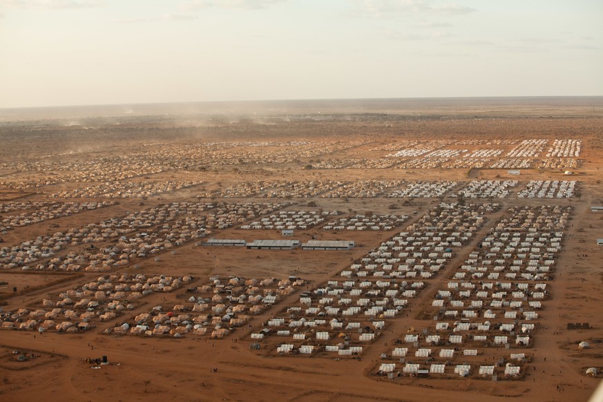 JAHRESRUECKBLICK 2016 - NOVEMBER - This undated photo provided by MoMA shows IFO 3, an extension to the world&#039;s largest refugee camp complex in Dadaab, Kenya. The photograph is part of the exhibi ...