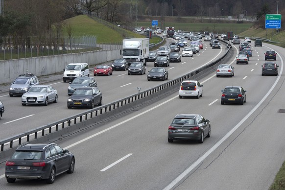 Ferienverkehr, auf der Autobahn A1, am Samstag, 22. Februar 2014 bei Wangen a. Aare. (KEYSTONE/Marcel Bieri)