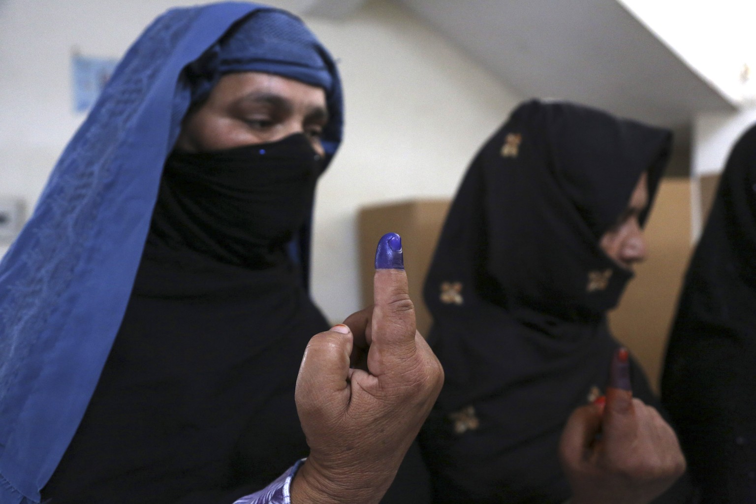 Stimmabgabe mit Fingerabdruck: Stimmende in Jalalabad.