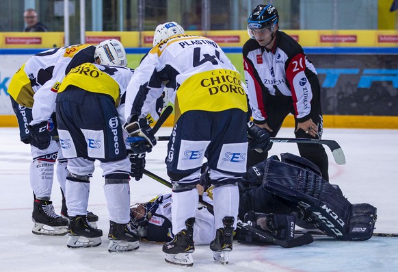 HC Ambri-Piotta Torhueter Daniel Manzato, liegt am Boden nachdem er vom Puck getroffen wurde waehrend dem Eishockey-Meisterschaftsspiel der National League zwischen den SC Rapperswil-Jona Lakers und d ...