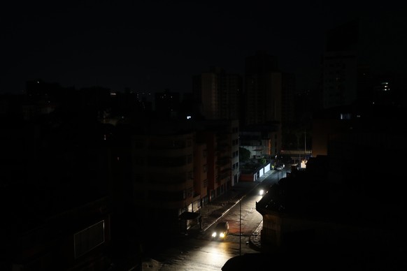 epa07475113 A view of a neighborhood without electricity during a power outage in Caracas, Venezuela, 30 March 2019. The government of Nicolas Maduro and the state-owned Electric Corporation (Corpoele ...