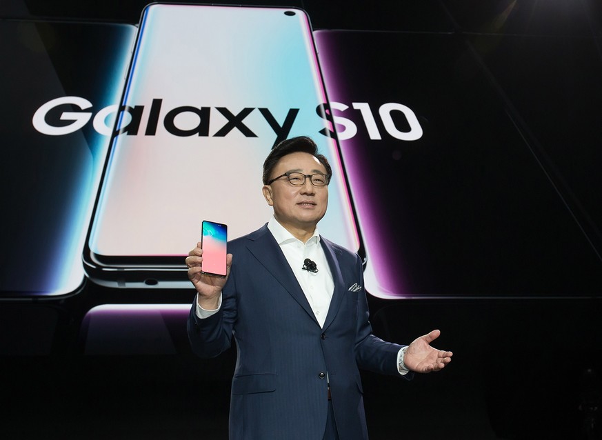 epa07384285 A handout photo made available by Samsung Electronics Co. shows DJ Koh, head of Samsung Electronics Co.&#039;s IT &amp; Mobile Communications Division, introducing the new Galaxy S10+ smar ...