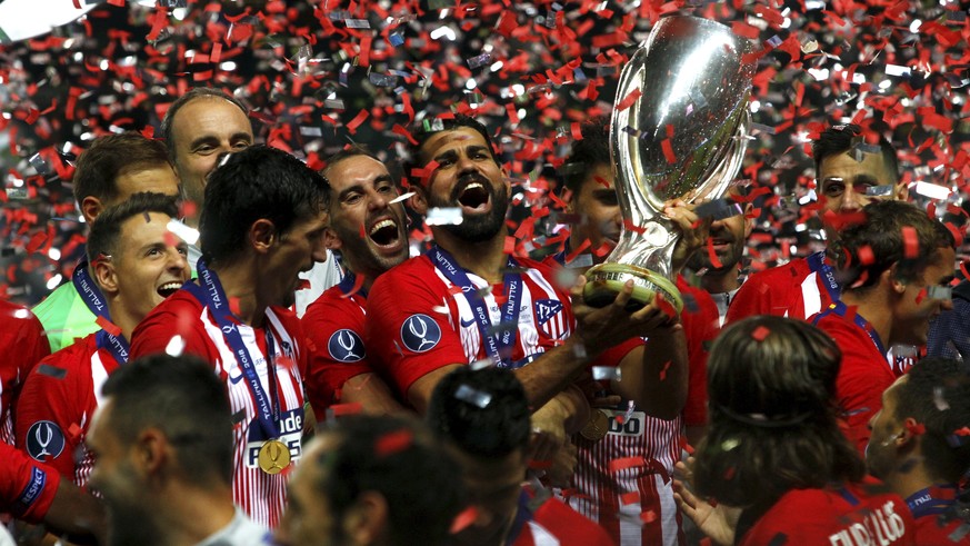 epa06951899 Players of Real Atletico celebrate with the trophy after winning 4-2 the UEFA Super Cup match Real Atletico vs Real Madrid at the Lillekula Stadium in Tallinn, Estonia, 15 August 2018. EPA ...