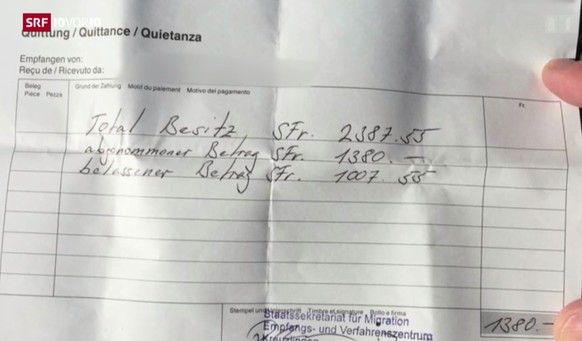 Asylsuchender zeigt Quittung für den Betrag, der ihm bei der Einreise in die Schweiz abgenommen wurde.