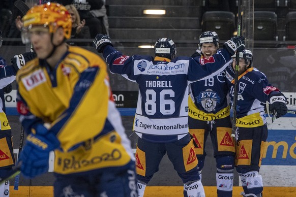 Die Zuger mit Oscar Lindberg, mitte rechts, feiern das 2:1 beim Eishockey Meisterschaftsspiel in der Qualifikation der National League zwischen dem EV Zug und dem HC Davos vom Freitag, 20. Dezember 20 ...
