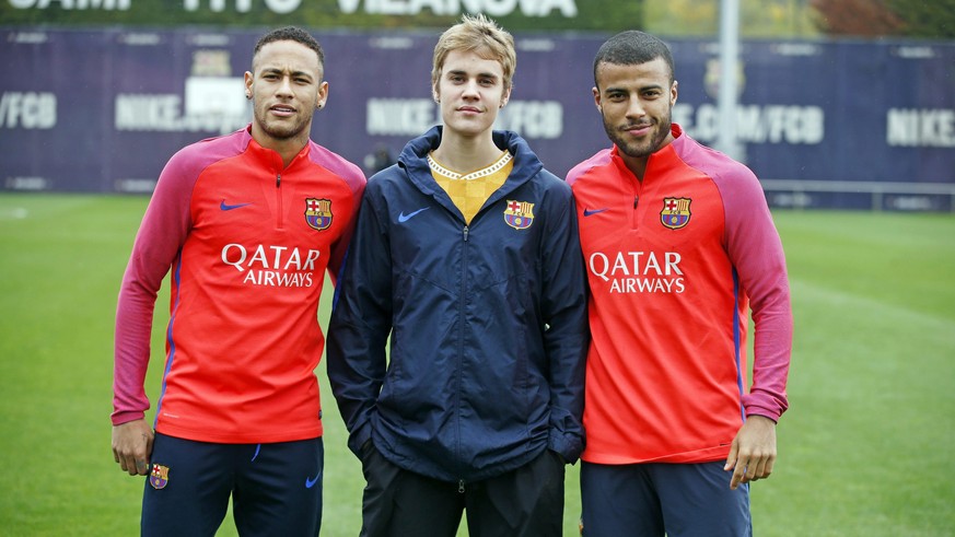 epa05642266 A handout image released by FC Barcelona and made available on 22 November 2016 shows US singer Justin Bieber (C) posing with Brazilian forward Neymar jr. (L) and midfielder Rafinha Alcant ...