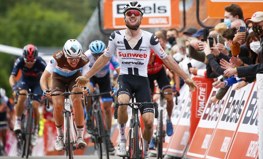 ARCHIVBILD ZUM SDA-TEXT ZU MARC HIRSCHI, AM DONNERSTAG, 5. NOVEMBER 2020 - epa08708899 Swiss rider Marc Hirschi (C) of Team Sunweb celebrates while crossing the finish line to win the 84th edition of  ...