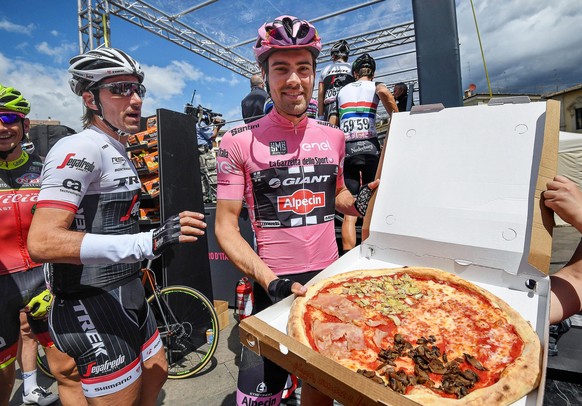 epa05303924 Dutch rider Tom Dumoulin (C) of Team Giant - Alpecin wearing the overall leader&#039;s pink jersey poses with a pizza next to Swiss rider Fabian Cancellara (L) of the Trek - Segafredo team ...