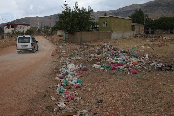 Müllberge in einem kleinen Dorf in der Osttürkei.