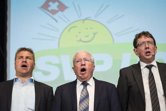 Passend zum Thema:&nbsp;Toni Brunner, Christoph Blocher und Albert Rösti singen die Nationalhymne.