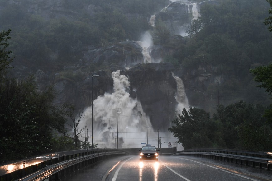 Ein Auto faehrt auf der ueberfluteten Kantonsstrasse, am Samstag, 29. August 2020, in Cresciano. In der Schweiz regnet es von Freitag bis Sonntagabend teilweise stark, im Tessin deutlich ueber 200 Lit ...