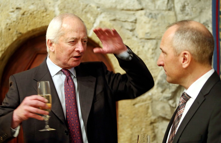 S.D. Fuerst Hans-Adam von und zu Liechtenstein, links, feiert morgen Samstag seinen 70. Geburtstag, hier im Gespraech mit Regierungschef Adrian Hasler, rechts, aufgenommen am Freitag, 13. Februar 2015 ...