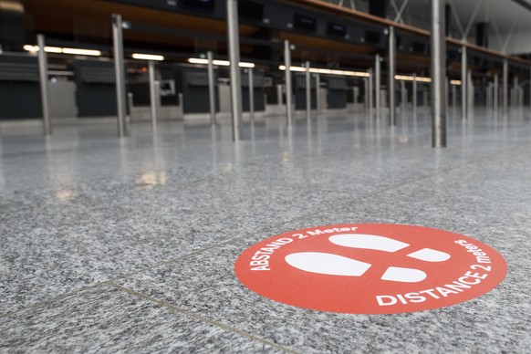 Abstandsmarkierungen am Boden aufgenommen anlaesslich des Schutzkonzeptes vom Flughafen Zuerich, aufgenommen am Donnerstag, 28. Mai 2020 in Zuerich. (KEYSTONE/Ennio Leanza)