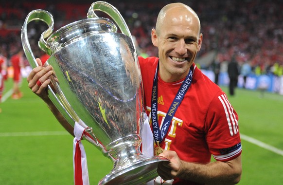 epa07695120 (FILE) Munich&#039;s Arjen Robben poses with the trophy after winning the UEFA soccer Champions League final between Borussia Dortmund and Bayern Munich at Wembley stadium in London, Engla ...