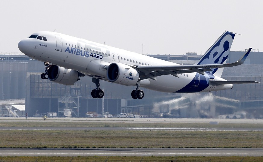 epa04416418 The new Airbus A320neo aircraft takes off for its first flight from the airport of Toulouse-Blagnac, southern France, 25 September 2014. The roll-out of the first A320neo - according to Ai ...