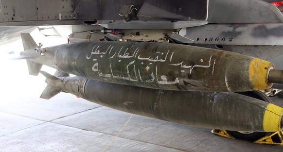 Bombe mit Botschaft:&nbsp;«Der Held und Märtyrer, Pilot Moaz al-Kasaesbeh»
