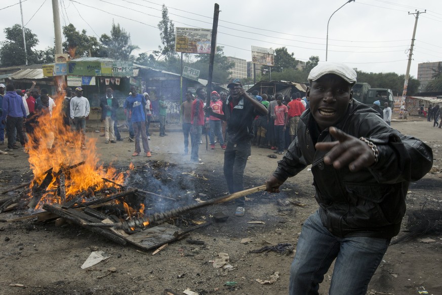 epa06133407 Supporters of Raila Odinga, leader of the National Super Alliance (NASA) coalition are on the verge of violent protest as the final votes from Kenya&#039;s general election are counted in  ...