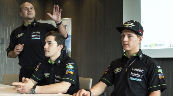 Fred Corminboeuf mit den Schweizer Moto2-Fahrern Robin Mulhauser (links) und Dominique Aegerter.