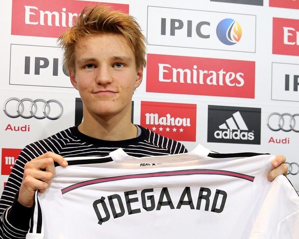epa04575902 epa04575891 Real Madrid&#039;s new Norwegian midfielder Martin Odegaard poses for photographers during his presentation as new player of the Spanish Primera Division soccer club in Madrid, ...