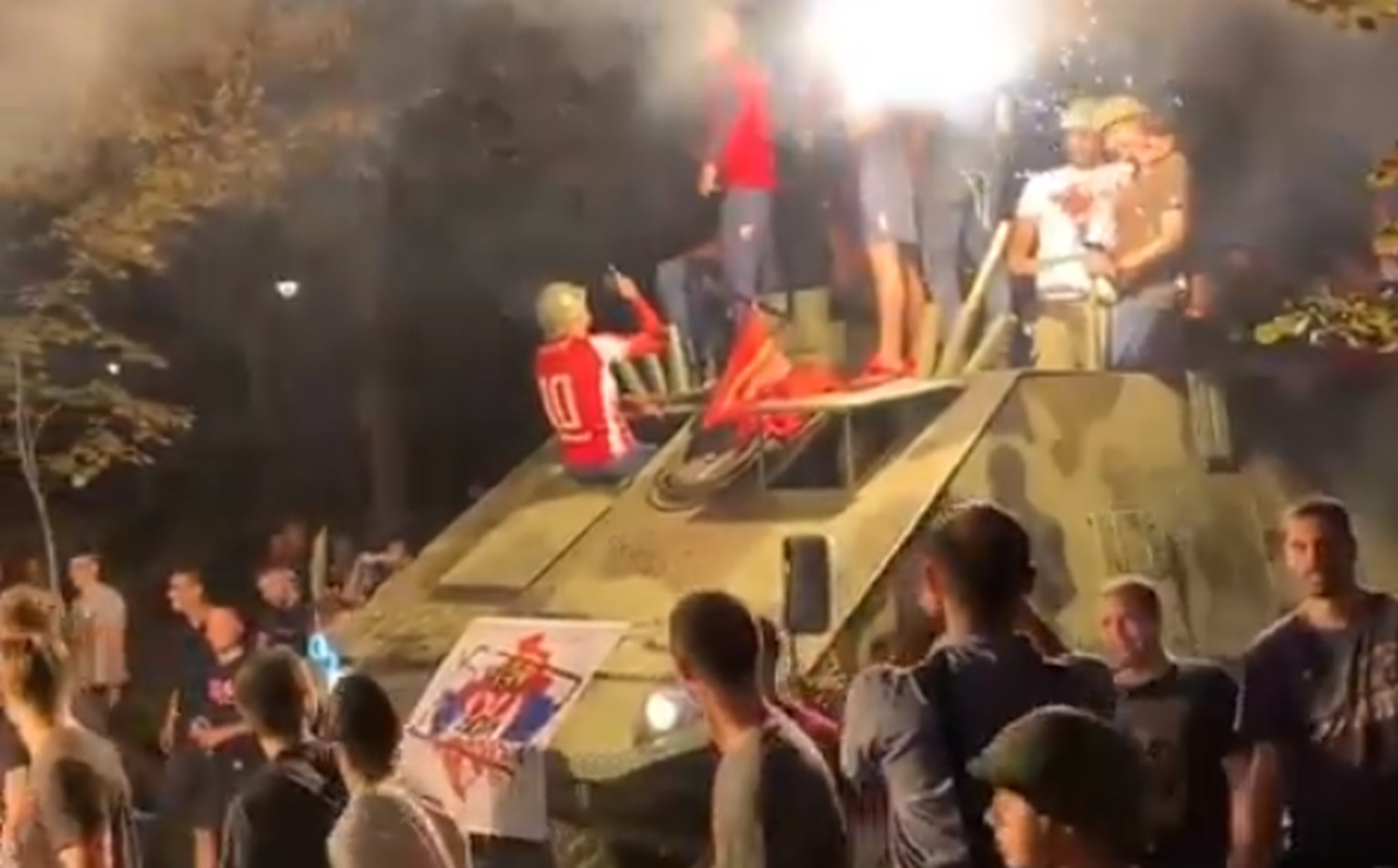 Panzer-Party für Roter Stern Belgrad nach dem Weiterkommen in der Champions League.