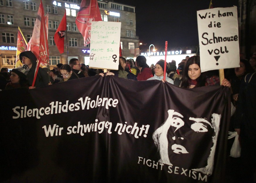 Frauen demonstrieren auf dem Kölner Bahnhofsplatz gegen Sexismus.
