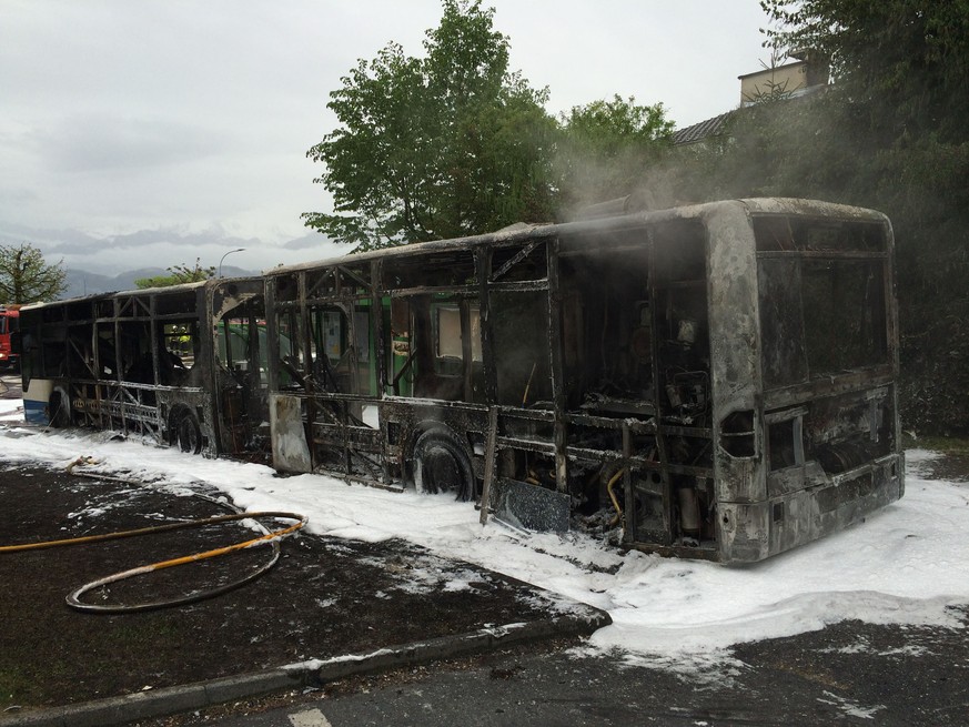 Der Bus brannte vollständig aus.