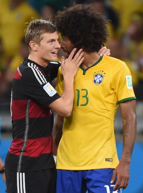 Auch der brasilianische Dante wird zweimal getröstet. Hier vom deutschen Mittelfeldspieler Toni Kroos.