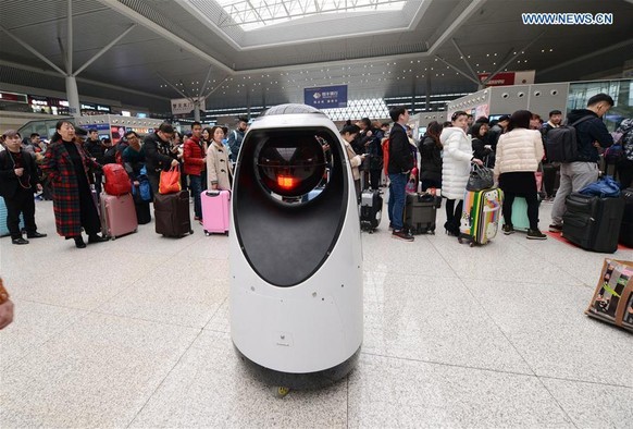 Robocop in China – erster Polizei-Roboter patrouilliert in Bahnhof von Zhengzhou