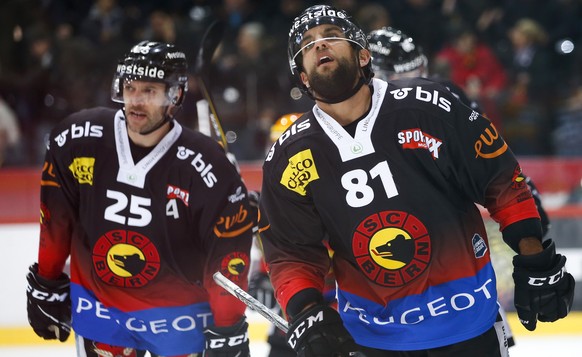 Berns Thomas Ruefenacht, rechts, nach seinem Tor zum 2-2 neben Teamkollege Andrew Ebbett, links, im Eishockey Meisterschaftsspiel der National League zwischen dem SC Bern und dem HC Fribourg Gotteron, ...