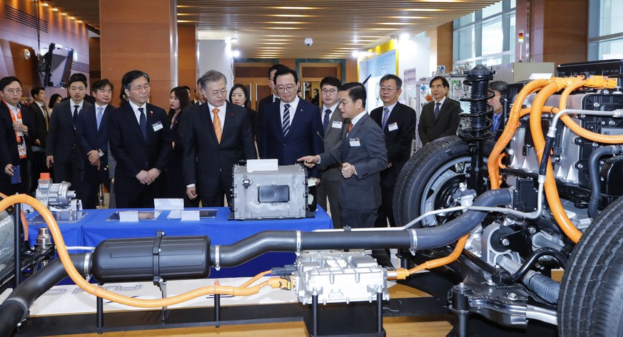 epa07291801 South Korean President Moon Jae-in (2-L, front row) views a system model of the hydrogen fuel cell electric vehicle Nexo during a visit to a Hyundai Motor facility in Ulsan, 410 kilometers ...