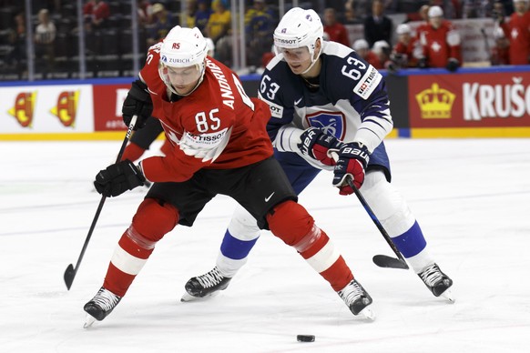 epa06738200 Switzerland&#039;s forward Sven Andrighetto (L) vies for the puck with France&#039;s forward Alexandre Texier during the IIHF World Championship group A ice hockey match between Switzerlan ...