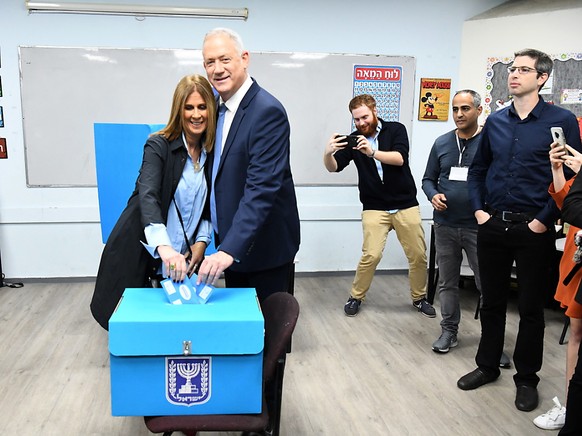 Benny Gantz, Herausforderer des israelischen Ministerpräsidenten Benjamin Netanjahu, und seine Frau geben ihre Stimmen für die Parlamentswahl ab.