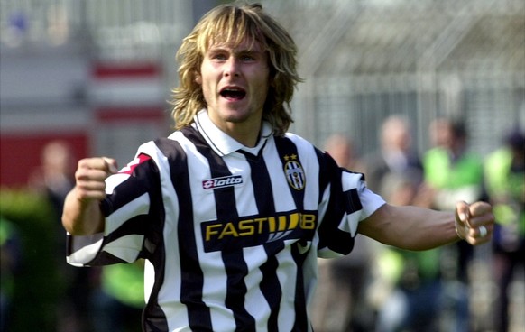 Juventus&#039; Czech midfielder Pavel Nedved celebrates after scoring the winning goal against Piacenza during an Italian major league soccer match at the Leonardo Granilli stadium in Piacenza, Italy, ...