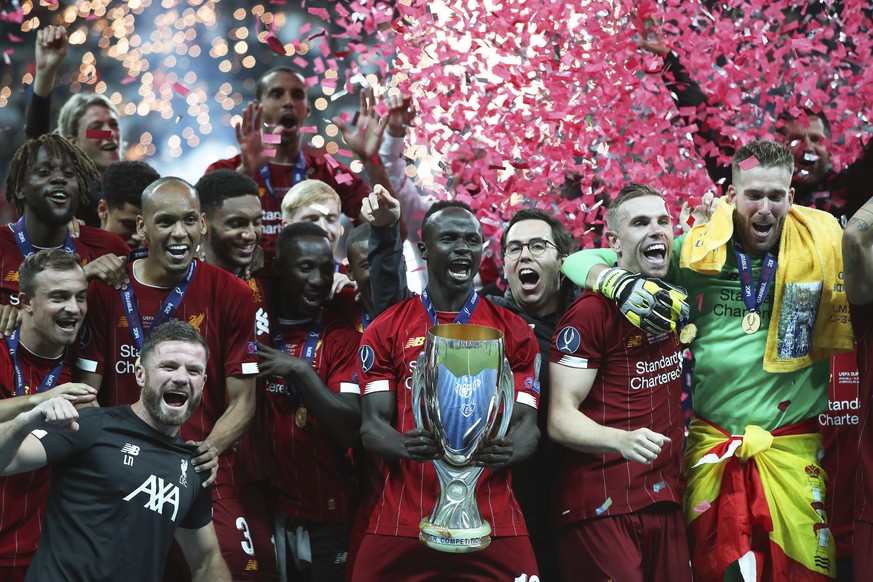 epa07773906 Liverpool&#039;s Sadio Mane (C) holds the trophy as his teammates celebrate after winning the UEFA Super Cup soccer match between Liverpool FC and Chelsea FC in Istanbul, Turkey, 14 August ...