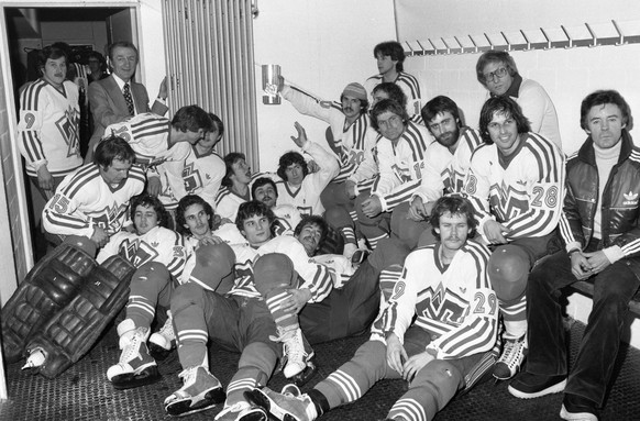 Die Mannschaft des EHC Biel, Schweizermeister im Eishockey der Saison 1980/81, posiert am 17. Februar 1981 nach dem Finalspiel gegen den EHC Arosa in Biel, Schweiz, in der Garderobe. (KEYSTONE/Str)