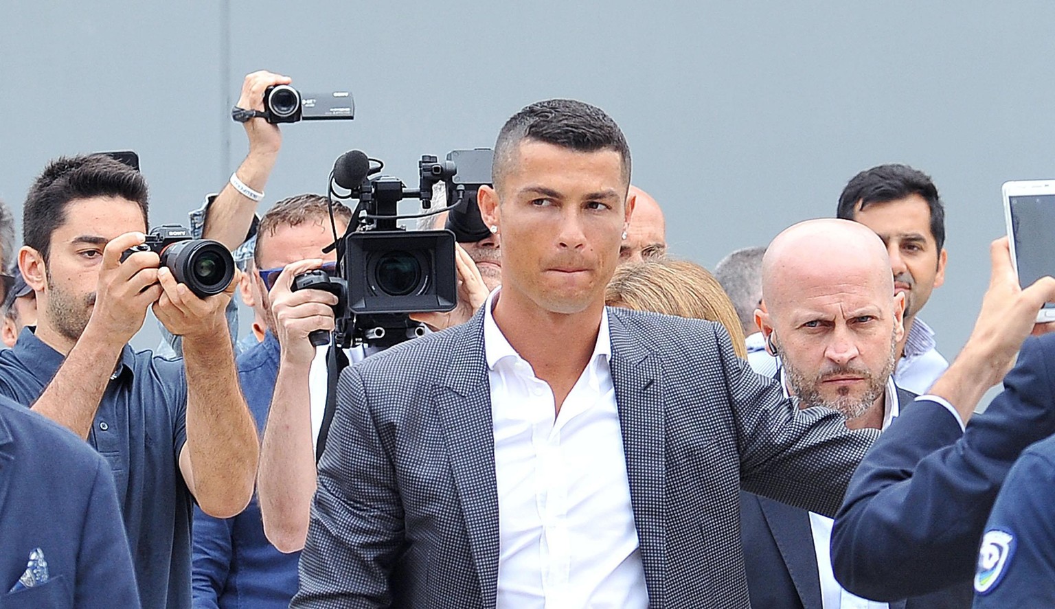 epa06892562 New Juventus soccer player Cristiano Ronaldo (C) of Portugal arrives at Juventus J Medical in Turin, Italy, 16 July 2018. Cristiano Ronaldo joins Italian Serie A side Juventus FC. EPA/ALES ...