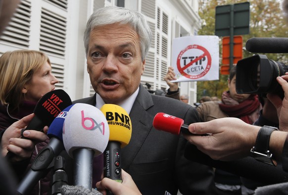 epa05600782 Belgian Minister of Foreign Affairs Didier Reynders (C) arrives at the Concertation committee of Belgium in Brussels, Belgium, 24 October 2016. Belgian Prime Minister organized emergency t ...