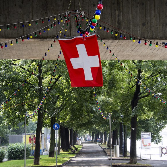 Schweizer Flagge unter der Johanniter-Brücke anlässlich des Festes zum Nationalfeiertag am 31. Juli 2013.&nbsp;
