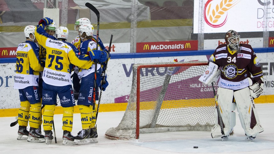 Davos? center David Ullstroem, of Sweden, 2nd left, celebrates his goal with teammates after scoring the 2:3, during a National League regular season game of the Swiss Championship between Geneve-Serv ...