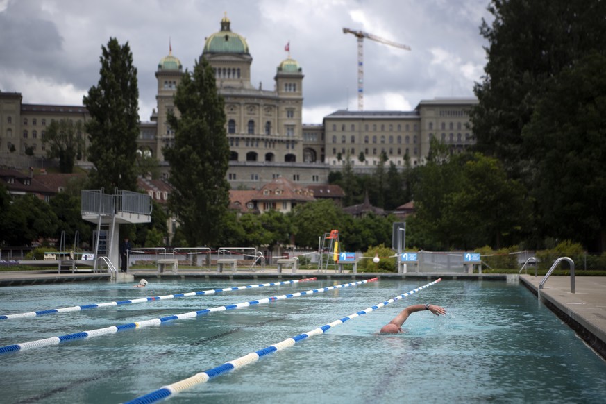 Ein Schwimmer schwimmt im Freibad Marzili mit dem Bundeshaus im Hintergrund, am Montag, 8. Juni 2020 in Bern. Der Schwimmbad wurde am vergangenen Samstag nach der Coronavirus-Krise eroeffnet. (KEYSTON ...