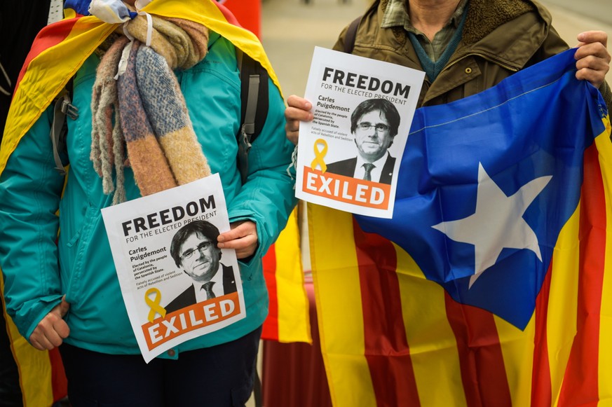 epa06630990 Demonstrators hold placards showing detained former Catalan leader, Carles Puigdemont, near the prison, in Neumuenster, Germany, 26 March 2018. German police on 25 March 2018 detained form ...