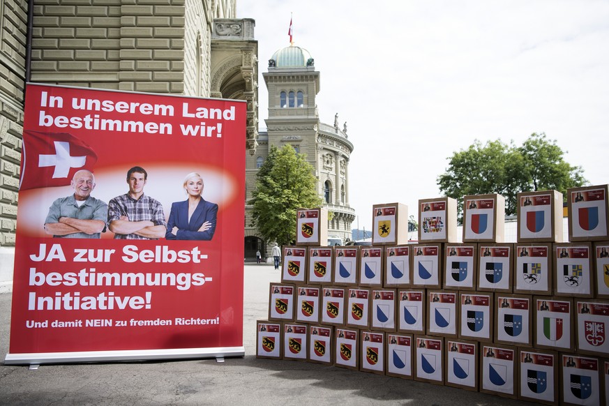 Die Kisten mit den Unterschriften der Selbstbestimmungsinitiative der SVP liegen stapeln sich vor deren Einreichung, am Freitag, 12. August 2016, in Bern. (KEYSTONE/Peter Schneider)