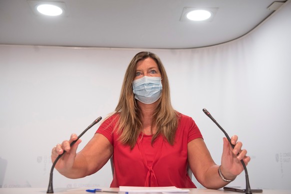 epa08543597 Balearic regional Minister of Health and Consumption, Patricia Gomez, addresses a press conference in Palma de Majorca, Spain, 13 July 2020, to announce the new law that establishes facial ...