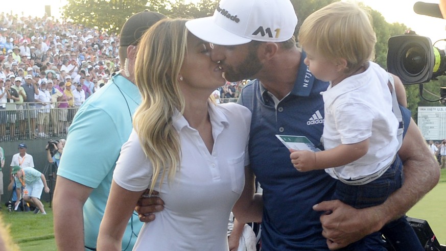 US-Open-Sieger Dustin Johnson küsst mit Söhnchen Tatum im Arm seine Verlobte Paulina, die Tochter der Eishockey-Legende Wayne Gretzky.