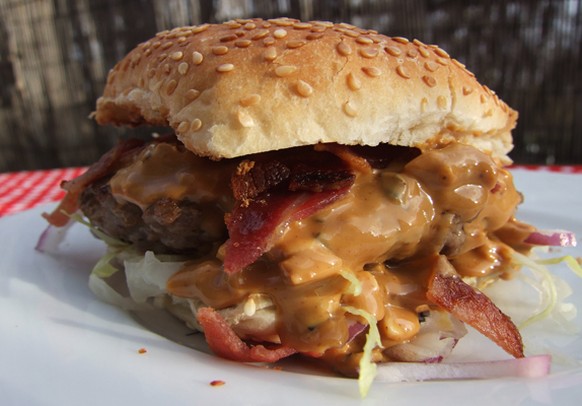 elvis presley hamburger erdbnussbutter http://recipes.ilovepeanutbutter.com/peanut-butter-%E2%80%9Celvis%E2%80%9D-burger/