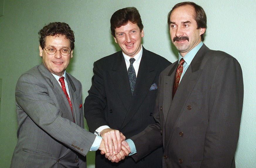 Amtsübergabe im Dezember 1991: Roy Hodgson (Mitte) übernimmt von Uli Stielike (rechts). Die Freude bei Verbandspräsident Freddy Rumo ist berechtigt, denn mit dem Engländer ist die Nati erfolgreich wie ...
