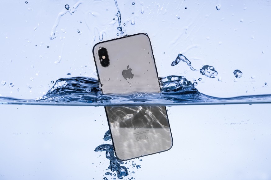 Das iPhone X darf laut Hersteller maximal einen Meter untertauchen. Im Süsswasser!