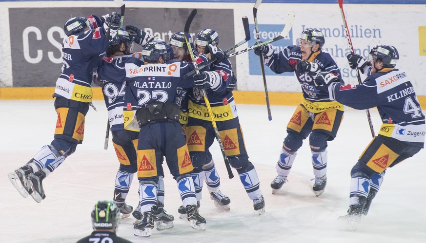 Die Zuger feiern den 3:2 Sieg in der Verlaengerung beim ersten Eishockey Playoff Halbfinalspiel der National League A zwischen dem EV Zug und dem HC Davos am Dienstag, 21. Maerz 2017, in Zug. (KEYSTON ...