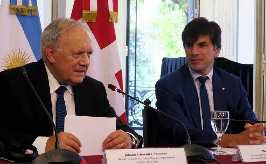 epa06711402 Swiss Economy and Agriculture minister Johann Schneider-Ammann and secretary of the International Economic Relationships at the Foreign Ministry in Argentina Horacio Reyser participate in  ...