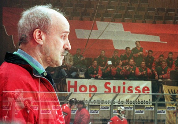 ARCHIVBILD ZUM TOD VON SIMON SCHENK, AM FREITAG, 1. MAI 2020 - Nationaltrainer Simon Schenk, hier am 15. April 1997 beim Spiel gegen Polen (Doppelbelichtung), ist am Freitag , 2. Mai 1997, von der Nat ...